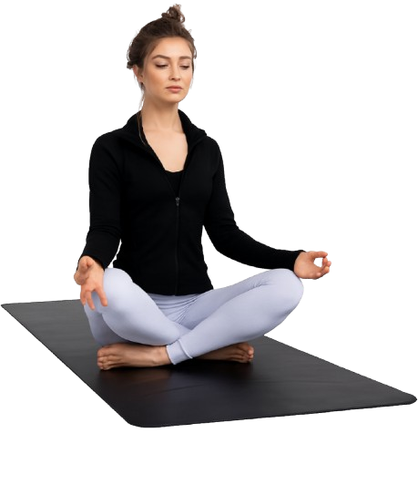 Femme en méditation sur tapis de yoga