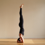 Pourquoi la posture sur la tête en yoga est-elle si bénéfique pour votre corps ?